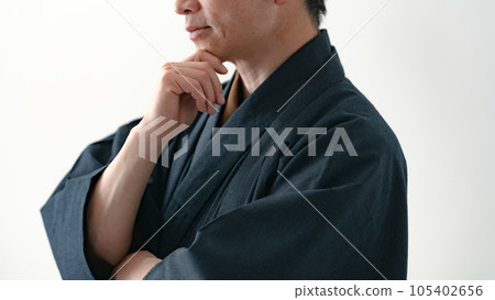 穿和服的中年男子擔心 105402656