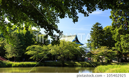 夏天在有池塘的公園裡 夏天在有池塘的公園裡 105402925