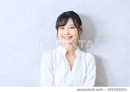A young woman in plain clothes 105403031