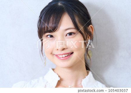 一個穿著便衣的年輕女子 105403037