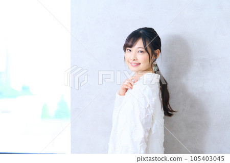A young woman in plain clothes 105403045