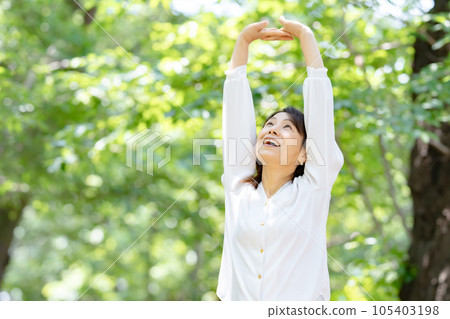 Fresh green woman smile stretch stretch 105403198