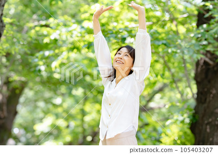 Fresh green woman smile stretch stretch 105403207