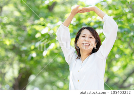 Fresh green woman smile stretch stretch 105403232