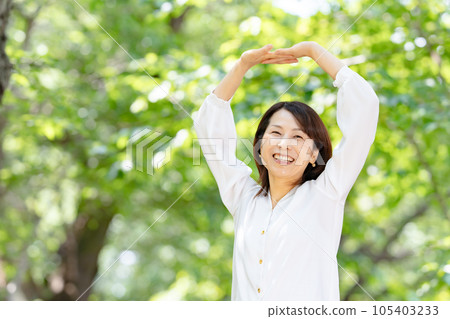 清新的綠色女人微笑伸展伸展 清新的綠色女人微笑伸展伸展 105403233