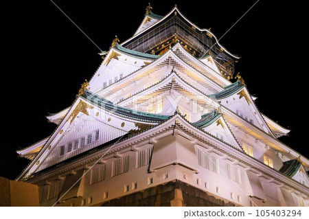 大阪城夜間照明，大阪的象徵塔漂浮在大阪的夜空中，大阪城公園 105403294