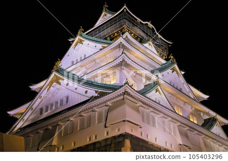 大阪城夜間照明，大阪的象徵塔漂浮在大阪的夜空中，大阪城公園 105403296