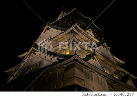 大阪城夜間照明，大阪的象徵塔漂浮在大阪的夜空中，大阪城公園 105403297