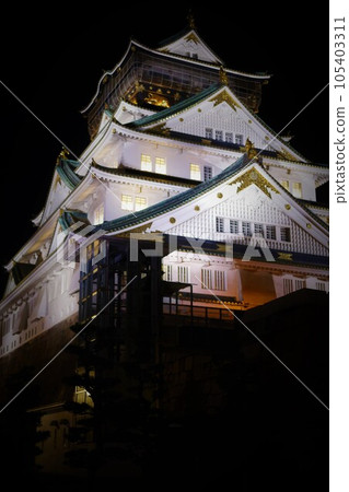 大阪城夜間照明,大阪的象徵塔漂浮在大阪的夜空中,大阪城公園 大阪城夜間照明,大阪的象徵塔漂浮在大阪的夜空中,大阪城公園 105403311