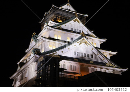 大阪城夜間照明,大阪的象徵塔漂浮在大阪的夜空中,大阪城公園 大阪城夜間照明,大阪的象徵塔漂浮在大阪的夜空中,大阪城公園 105403312