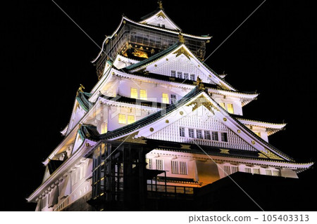 大阪城夜間照明,大阪的象徵塔漂浮在大阪的夜空中,大阪城公園 大阪城夜間照明,大阪的象徵塔漂浮在大阪的夜空中,大阪城公園 105403313