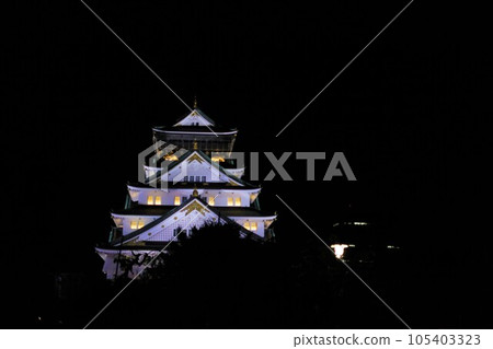 大阪城夜間照明,大阪的象徵塔漂浮在大阪的夜空中,大阪城公園 大阪城夜間照明,大阪的象徵塔漂浮在大阪的夜空中,大阪城公園 105403323