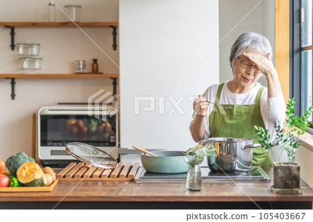 Asian senior/elderly woman who cooks in the kitchen at home (dementia/worried) 105403667