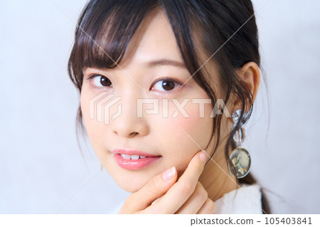 一個穿著便衣的年輕女子 105403841