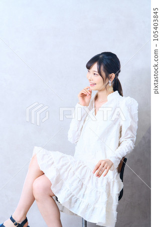 一個穿著便衣的年輕女子 105403845