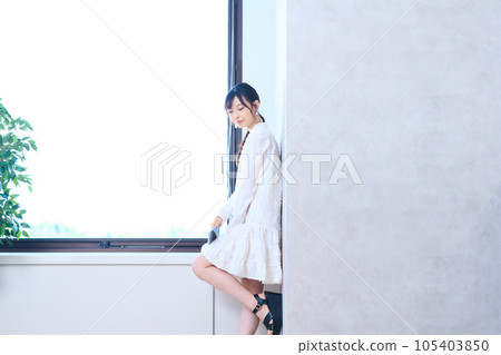 A young woman in plain clothes 105403850