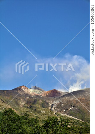 從十勝岳溫泉湯本凌雲閣遠眺北海道雄偉的十胜山 105403862