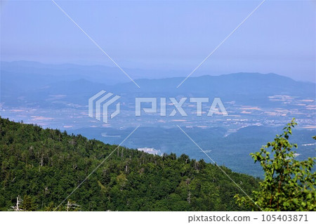 The peaks of Mt. Tokachi seen from Yumoto Ryounkaku of Tokachidake Onsen overlooking Mt. Tokachi, the majestic mountain of Hokkaido 105403871