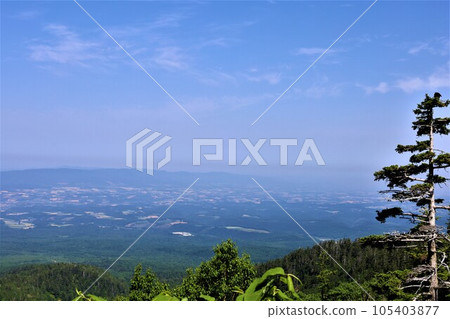The peaks of Mt. Tokachi seen from Yumoto Ryounkaku of Tokachidake Onsen overlooking Mt. Tokachi, the majestic mountain of Hokkaido The peaks of Mt. Tokachi seen from Yumoto Ryounkaku of Tokachidake Onsen overlooking Mt. Tokachi, the majestic mountain of Hokkaido 105403877