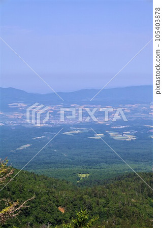 從十勝岳溫泉湯本凌雲閣遠眺北海道雄偉的十胜山 105403878