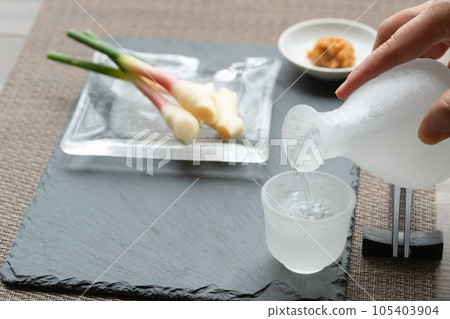 Leaf ginger Sake pour (sake pinto) 105403904