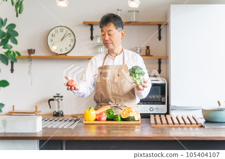 Asian middle-aged and elderly men cooking with vegetables in the kitchen at home (tomatoes and broccoli) Asian middle-aged and elderly men cooking with vegetables in the kitchen at home (tomatoes and broccoli) 105404107