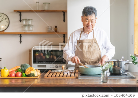 亞洲老人在家裡的廚房裡用煎鍋烹飪自製食物（微笑） 105404109