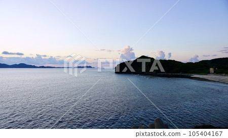 從沖繩縣慶良間群島慶留間島看到的海灘和早晨渡嘉敷島 105404167