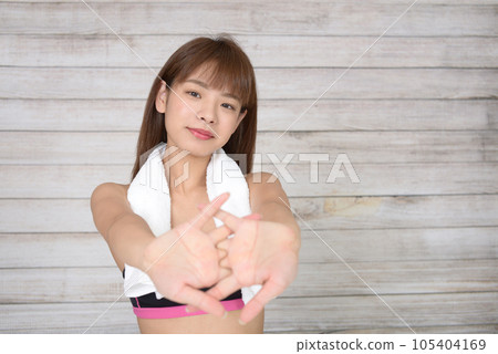 Women who exercise Women who exercise 105404169