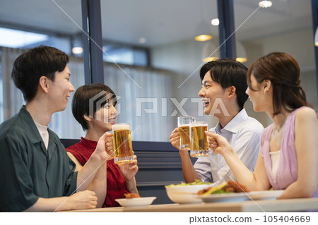 拿著啤酒杯的年輕男女攝影合作：Creadisce（丸善湯堂株式會社） 105404669