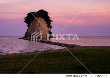 A beautiful reddish-purple sky and the evening view of Mitsukejima, a sightseeing spot in Noto (also known as Gunkanjima) | Suzu City, Ishikawa Prefecture 105405514