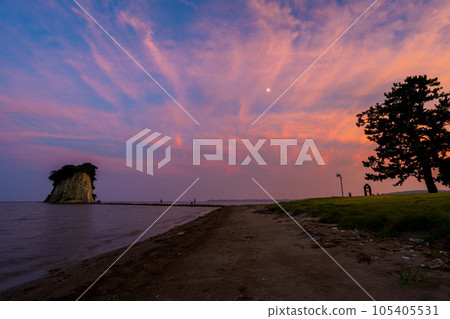 能登(又名軍艦島)的觀光勝地見附島美麗的紅紫色天空和夜景 | 石川縣珠洲市 能登(又名軍艦島)的觀光勝地見附島美麗的紅紫色天空和夜景 | 石川縣珠洲市 105405531