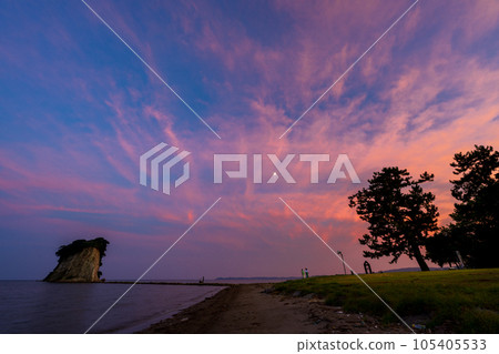 A beautiful reddish-purple sky and the evening view of Mitsukejima, a sightseeing spot in Noto (also known as Gunkanjima) | Suzu City, Ishikawa Prefecture 105405533