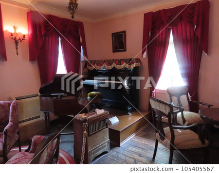 The Netherlands pavilion at the Kitano Ijinkan in Kobe, the living room of Kaori no Ie, and the player piano are shown. 105405567