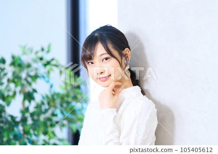 一個穿著便衣的年輕女子 105405612