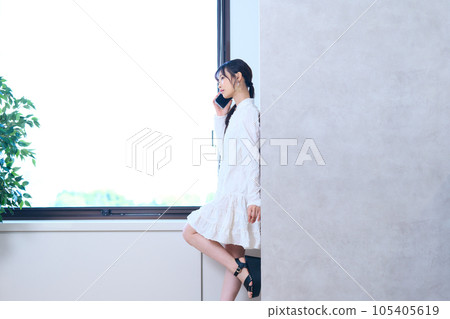 A young woman in plain clothes 105405619