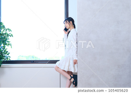 A young woman in plain clothes 105405620
