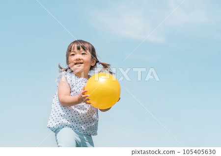 暑假期間，亞洲兒童（女孩）在藍天下打球 105405630