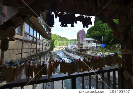熊本縣阿蘇郡小國町杖立溫泉、紅葉橋，至今仍瀰漫著昭和時代氣息的溫泉街 105405707