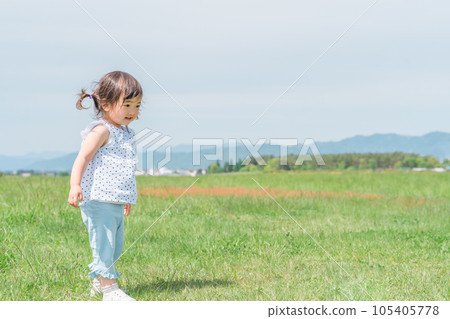 Smiling child playing and running in the park 105405778
