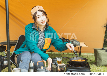 年輕女露營者在露營地做露營飯和做飯 105405811