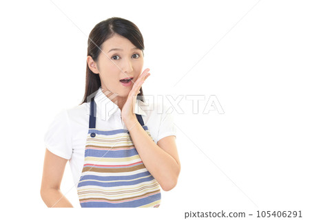 一個女人在一個驚人的圍裙 一個女人在一個驚人的圍裙 105406291