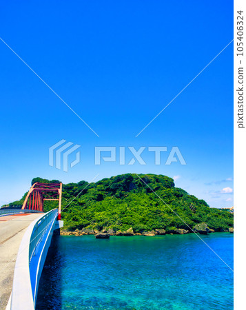 伊計橋連接宮城島和伊計島。沖繩縣。 105406324