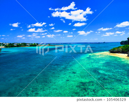 從連接宮城島和伊計島的伊計大橋眺望大海。沖繩縣。 105406329