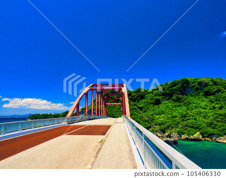 伊計橋連接宮城島和伊計島。沖繩縣。 105406330