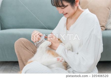 剪貓指甲的主人的亞洲女人 105406520