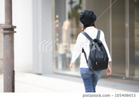 一個年輕女子走在城市裡 105406653