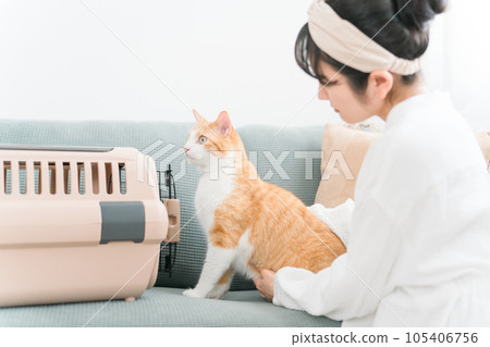 將貓放在手提袋中的婦女（門診） 105406756