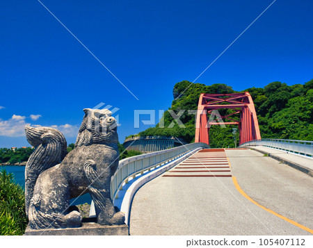 連接宮城島和伊計島的伊計橋和志佐。沖繩縣。 105407112