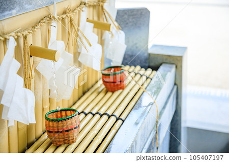 福岡縣東區初夏箱崎神社的錢洗聖水 福岡縣東區初夏箱崎神社的錢洗聖水 105407197